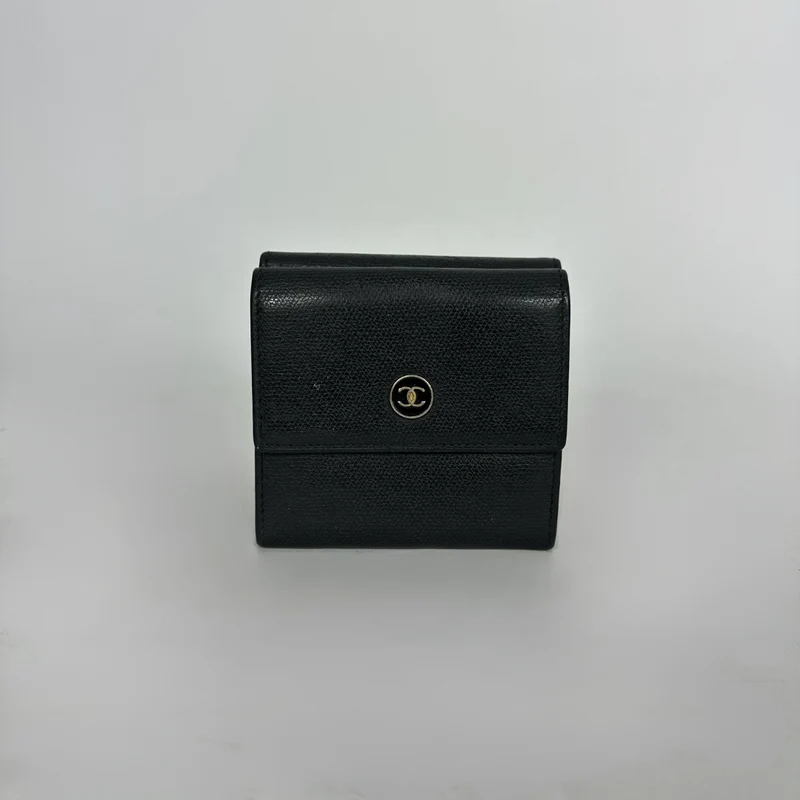 Chanel Portafoglio compatto con patta e bottone CC in pelle di caviale nera.