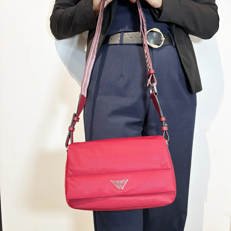 Borsa a tracolla Emporio Armani in Nylon Cherry