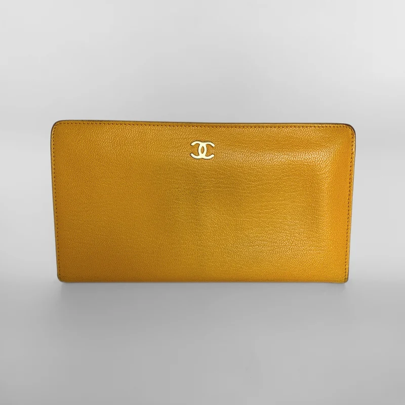 Chanel Portafoglio lungo pieghevole CC Coco in pelle Caviar.
